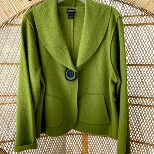 GREEN LOVERS TAKE NOTE OF THIS BEAUTIFUL 100% WOOL JACKET.